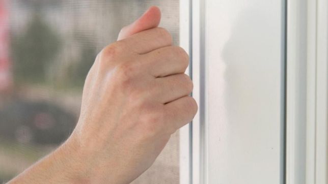 le tocaron la puerta, abrio y se encontro con dos ladrones armados apuntandole a la cara