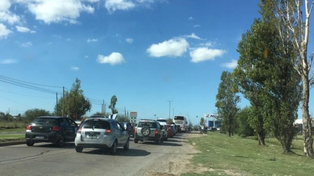 video: hinchas de gimnasia atacaron autos identificados con estudiantes en la previa