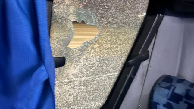 atacaron a piedrazos un costera en plena autopista y un pasajero resulto herido