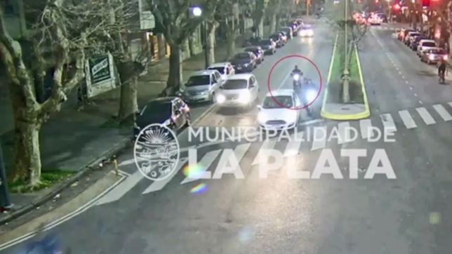 video: una moto siguio de largo y choco de lleno contra un auto en plena diagonal 74