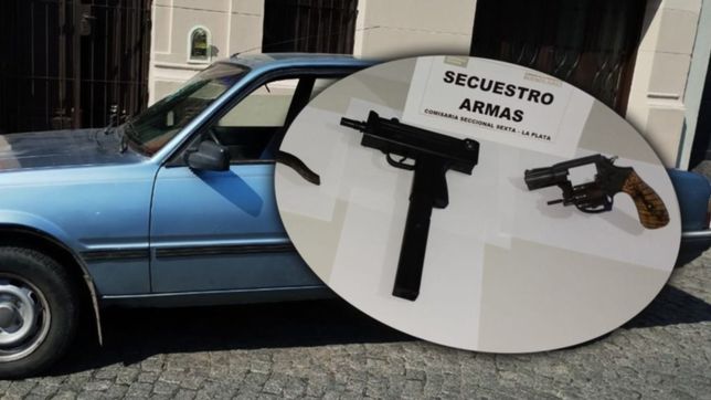 una pareja iba en un auto con una ametralladora y un revolver por las calles de la plata