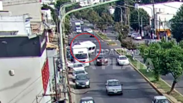 otro espectacular accidente en la plata: una camioneta perdio el control, choco y volco