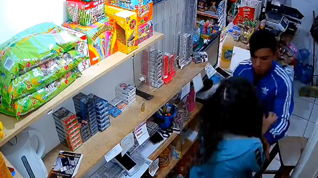 asi fue el ataque a la empleada de un kiosco de la plata en medio de un salvaje robo