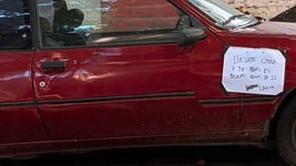 le robaron dos ruedas del auto y dejo una amenaza escrita para los ladrones le robaron dos ruedas del auto y dejo una amenaza escrita para los ladrones
