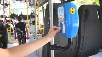 Conmoción: una mujer cayó de un colectivo en movimiento y murió en el acto
