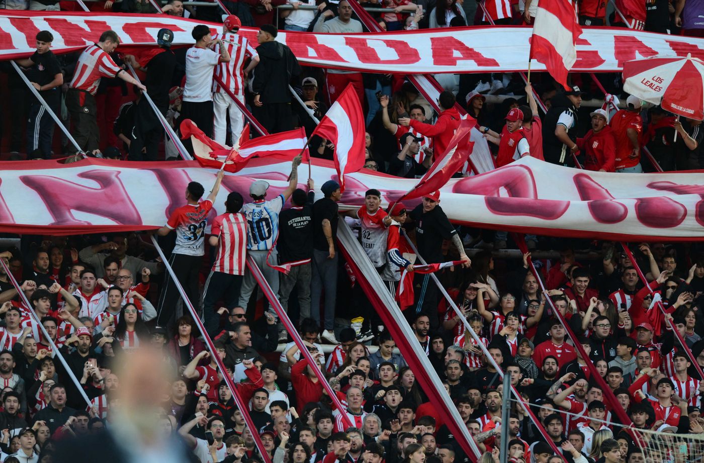 Estudiantes Defensa y Justicia Hinchada UNO