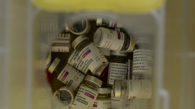 una mujer demando al estado y astrazeneca por mas de $90 millones