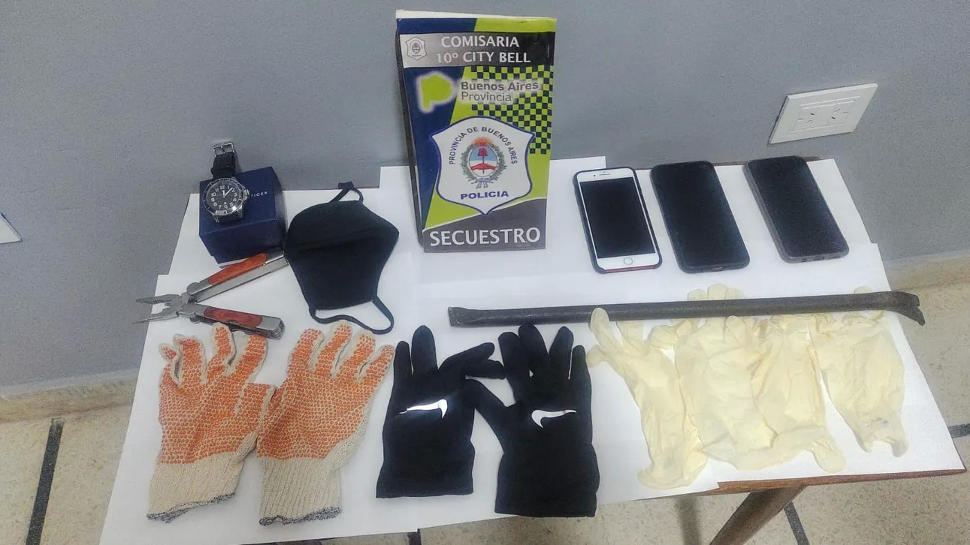 En el automóvil se hallaron guantes de látex y tela, barretas, pinzas, celulares, valijas y dinero.