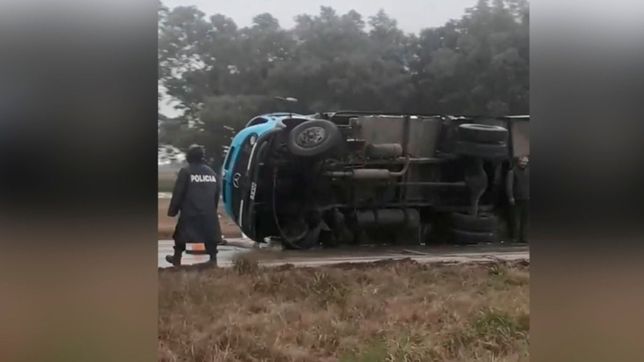 video: un camion con mercaderia volco en plena ruta 6 cuando viajaba hacia la plata