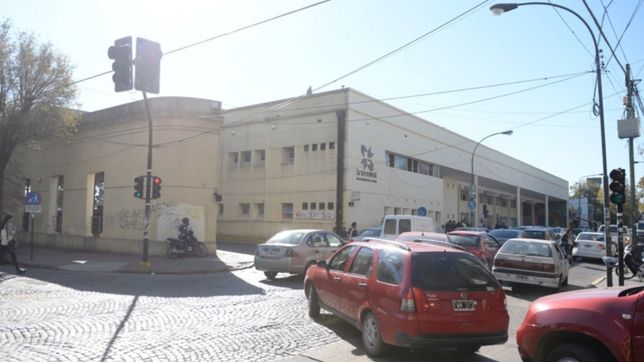 a metros de la terminal, cayo una trans que vendia cocaina en la zona roja de la plata