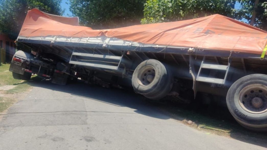 Un camionero hizo una mala maniobra, cayó a una zanja y bloqueó una calle de La Plata