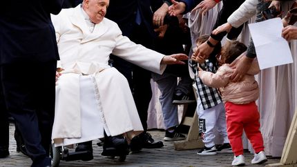 El Vaticano informó sobre una leve mejoría del papa Francisco