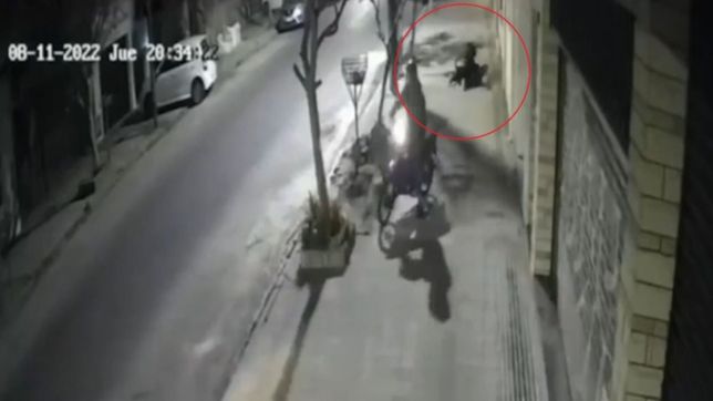 video: motochorros intentaron robarle en la plata pero se resistio a las pinas y los echo