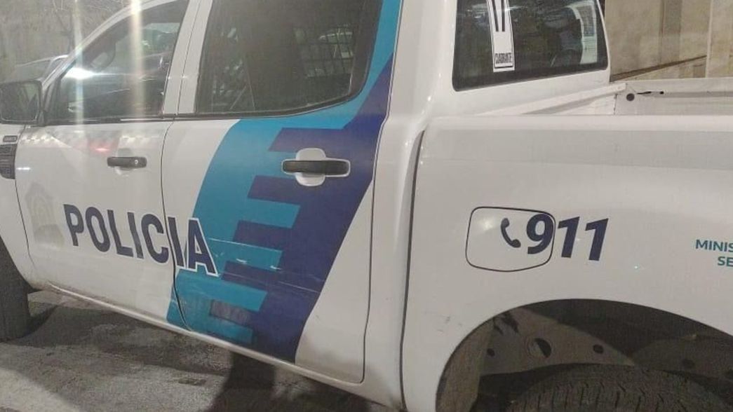 Robaron una camioneta, chocaron a un auto y un patrullero y atropellaron a un policía