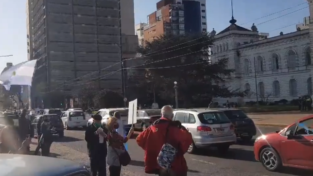 banderas, bocinas y cacerolas para manifestar contra el gobierno en plaza moreno