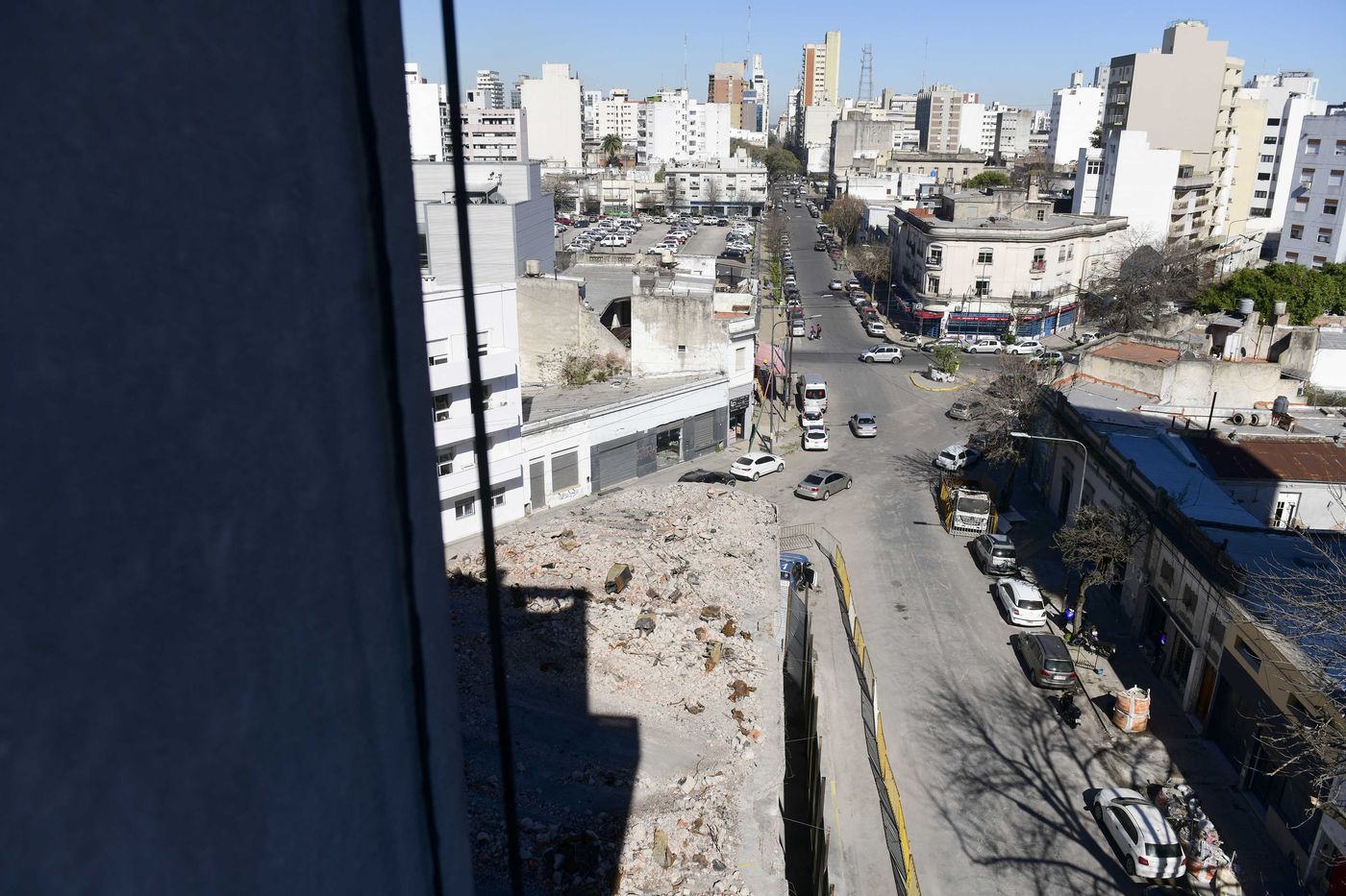 La vista desde el edificio lindero al depósito derrumbado