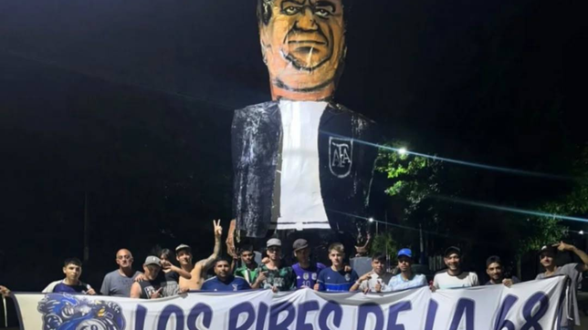 un grupo de hinchas de gimnasia quemo un muneco de chiqui tapia en berisso y canto contra la afa