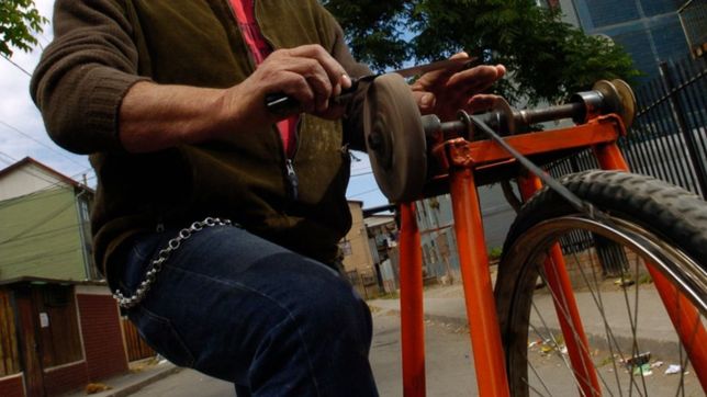 volvio la estafa del afilador de cuchillos: un hombre amenazo a una mujer en la plata e intento cobrarle una fortuna