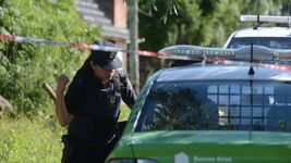 tumulto, forcejeos y balazo de goma en una pelea vecinal en la plata tumulto, forcejeos y balazo de goma en una pelea vecinal en la plata