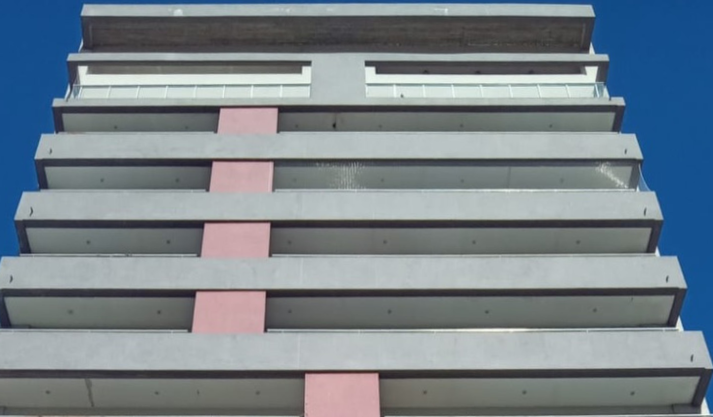 Conmoción en La Plata: identificaron a la joven que apareció muerta en un edificio