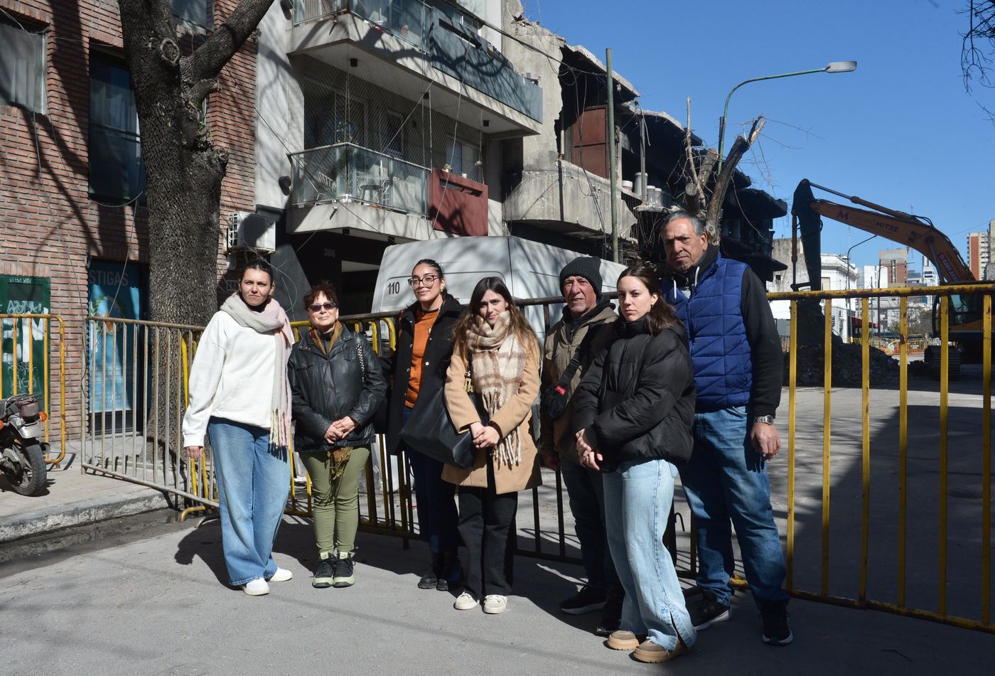 Evacuados del incendio y derrumbe del depósito de Aloise (11)