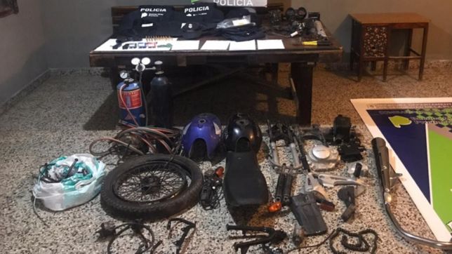 cayo un policia acusado de tener un desarmadero de motos robadas en su casa de berisso
