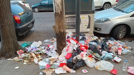 platenses apuntan contra esur por la acumulacion de basura en pleno centro