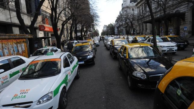 taxistas platenses y portenos se movilizaron en la ciudad para protestar contra uber