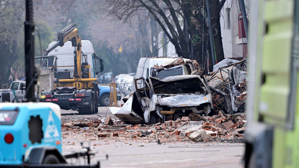 Así quedó el depósito que se prendió fuego y se derrumbó en pleno centro de La Plata