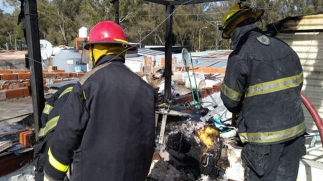 tension en la region por un voraz incendio en una casa ubicada a metros del bosque