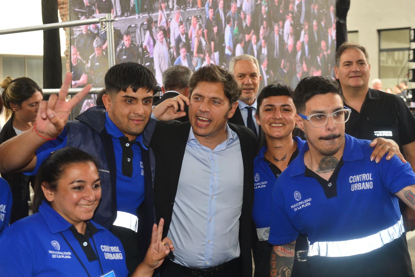 Axel Kicillof con agentes de Control Urbano, durante la inauguración del COM