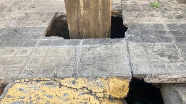 un poste y un pozo generan temor frente a la comisaria novena de la plata