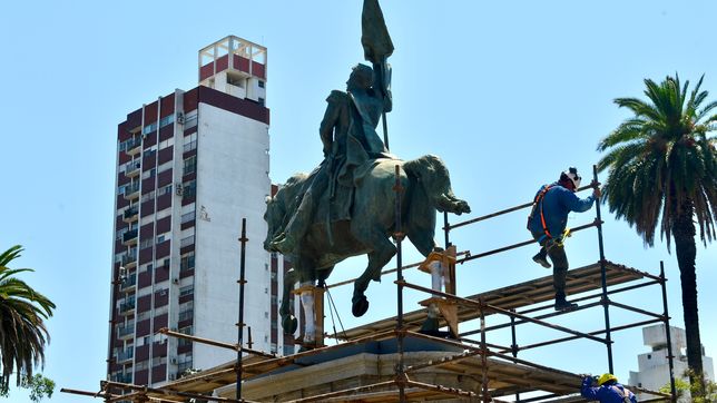 el historico monumento de la plaza san martin volvio a su lugar