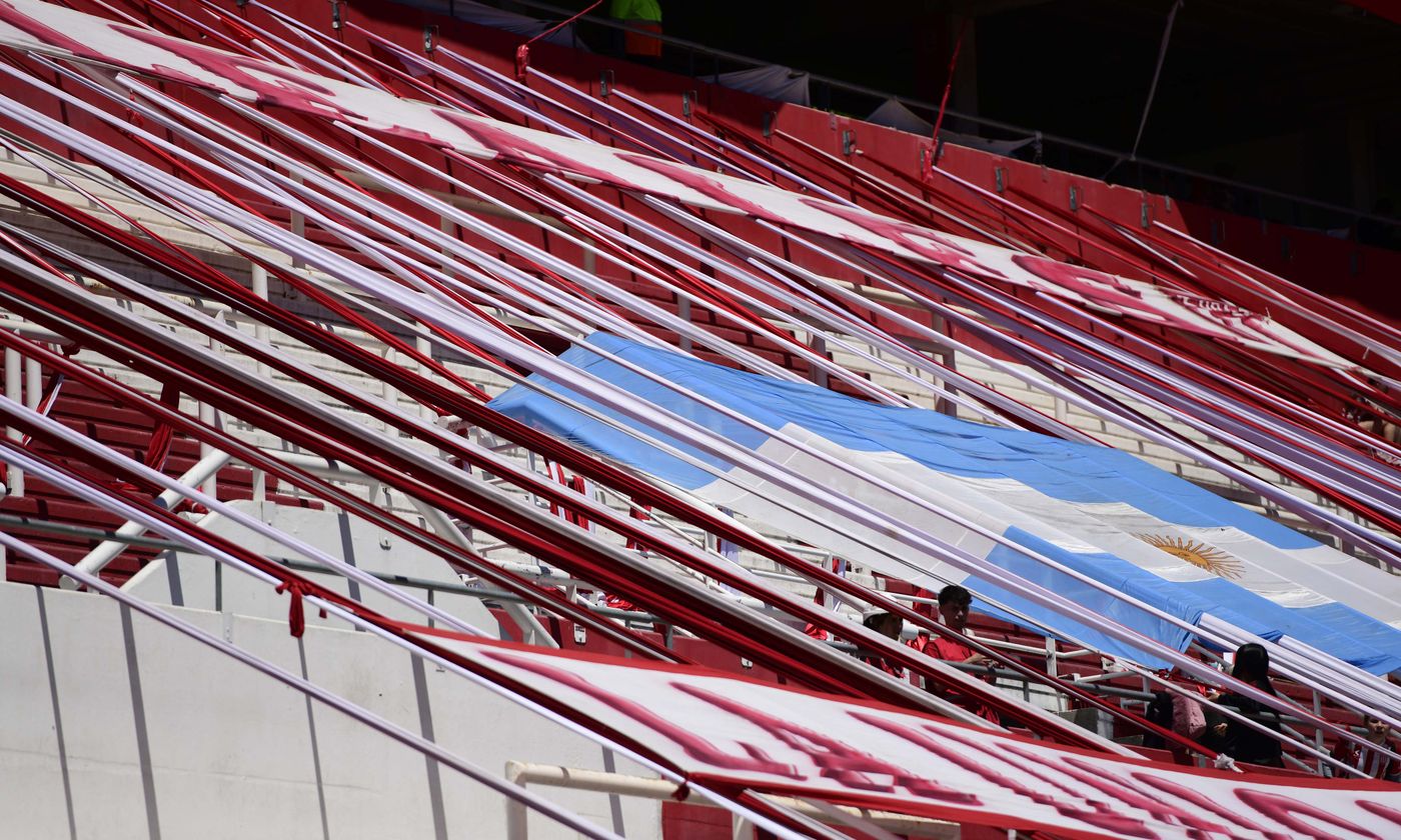 Estudiantes Gimnasia banderas hinchada