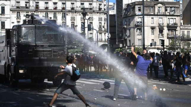 pelea politica por la represion y disturbios en el velatorio de maradona