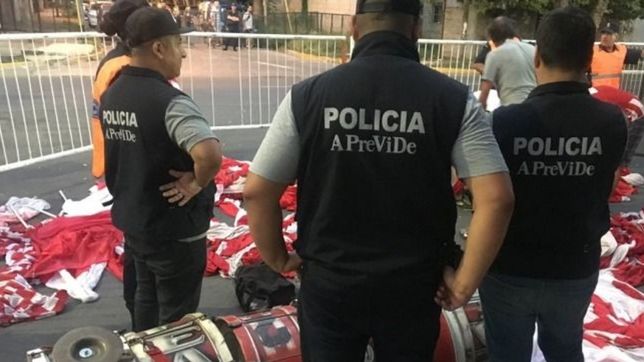 la policia detuvo a 30 hinchas de estudiantes llenos de droga