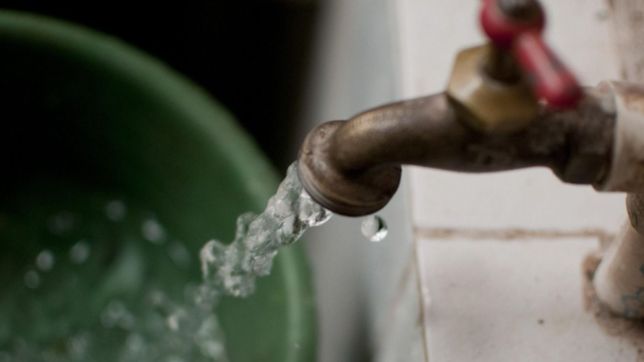 denuncian que se rompio un cano de absa y llevan tres dias sin agua en barrio aeropuerto