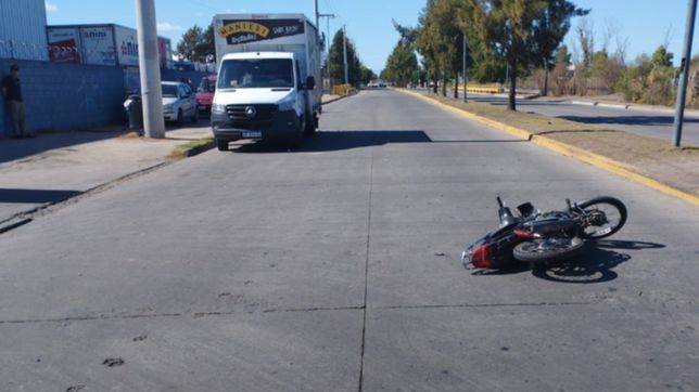 un motociclista choco con un camion en la plata y pelea por su vida