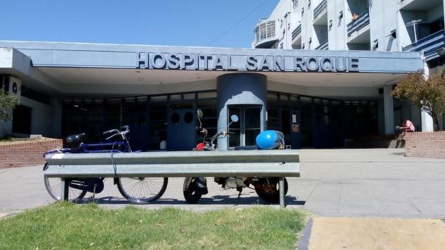llevaron a un detenido al hospital de gonnet, lo operaron, se saco las esposas y escapo