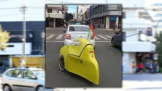 se supo que hay debajo del extrano autito amarillo que circula por la plata