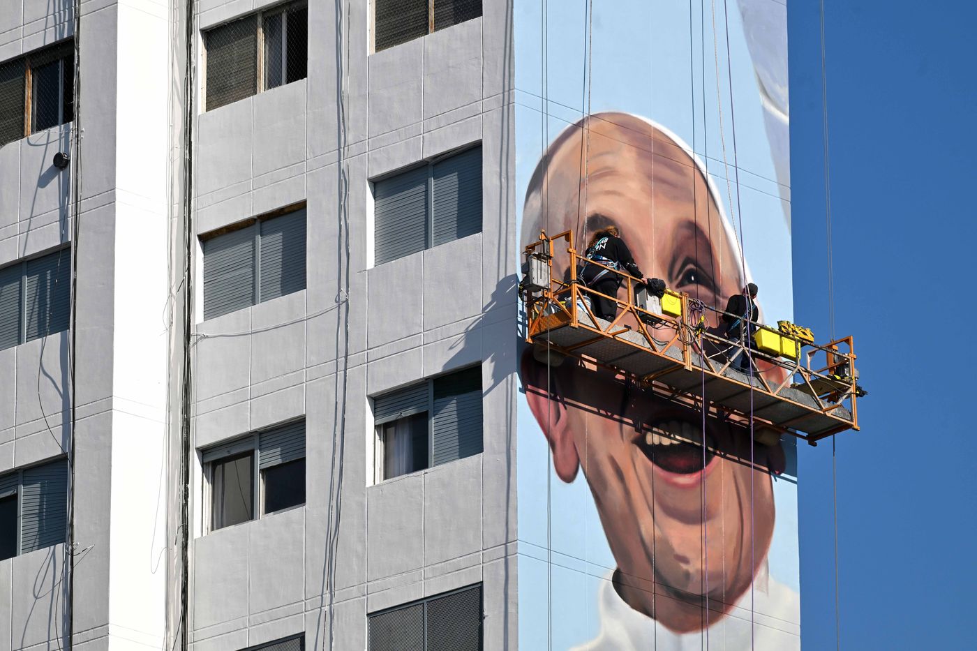 El mural del papa Francisco, mientras estaba realizándose