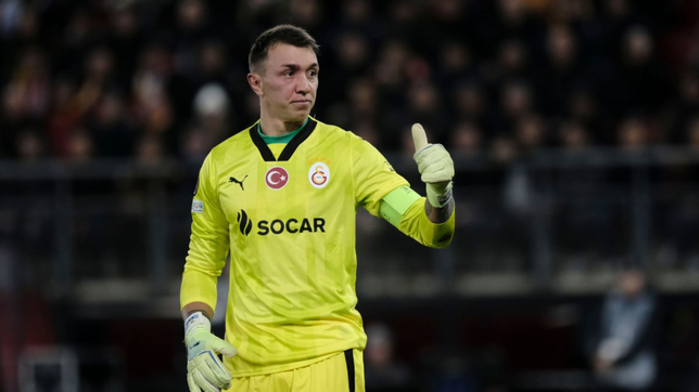 fernando muslera hace historia en el arco de estudiantes