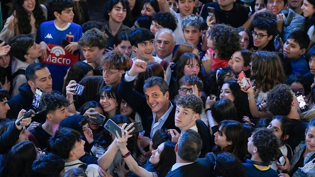 sergio massa cerro la campana con estudiantes secundarios