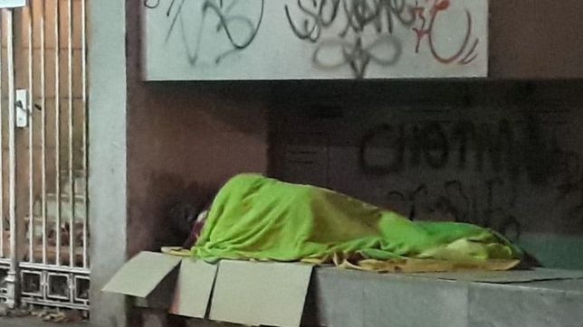 alertan que por la ola de frio podrian morir mas personas sin techo en la plata