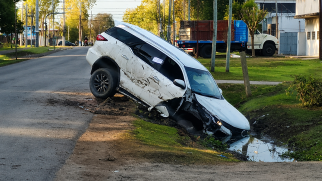 robaron una camioneta en el centro de la plata, los persiguieron y terminaron en una zanja