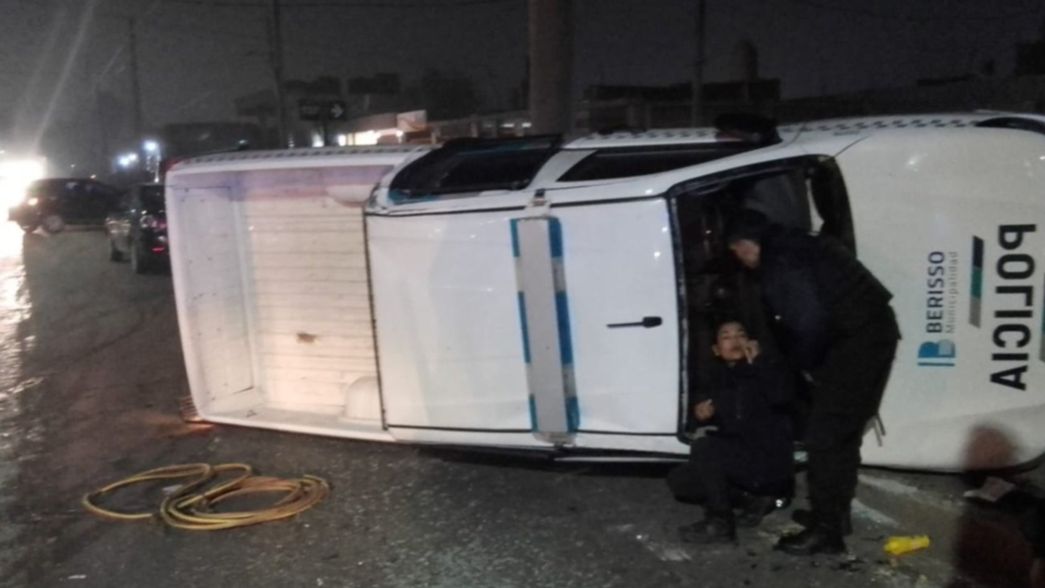 Tensión en Berisso: un patrullero venía en persecución, volcó y un policía quedó atrapado