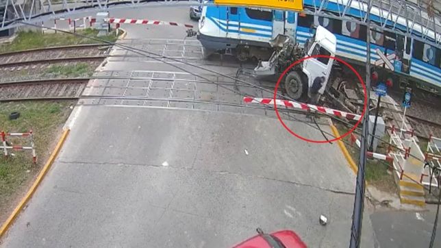 dura sancion para el camionero que cruzo con las barreras bajas y choco contra un tren