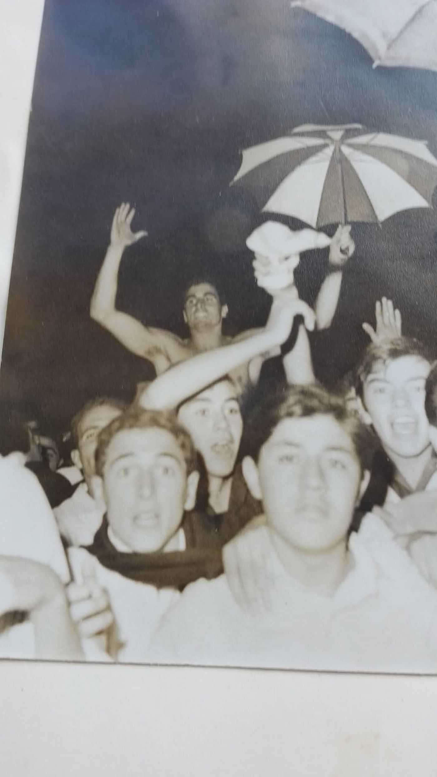 Los festejos entre los pibes. 