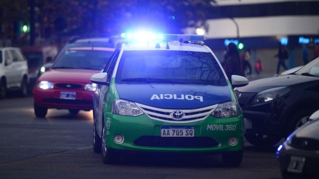 violento raid de motochorros en la plata: le robaron a dos mujeres y a una le dispararon