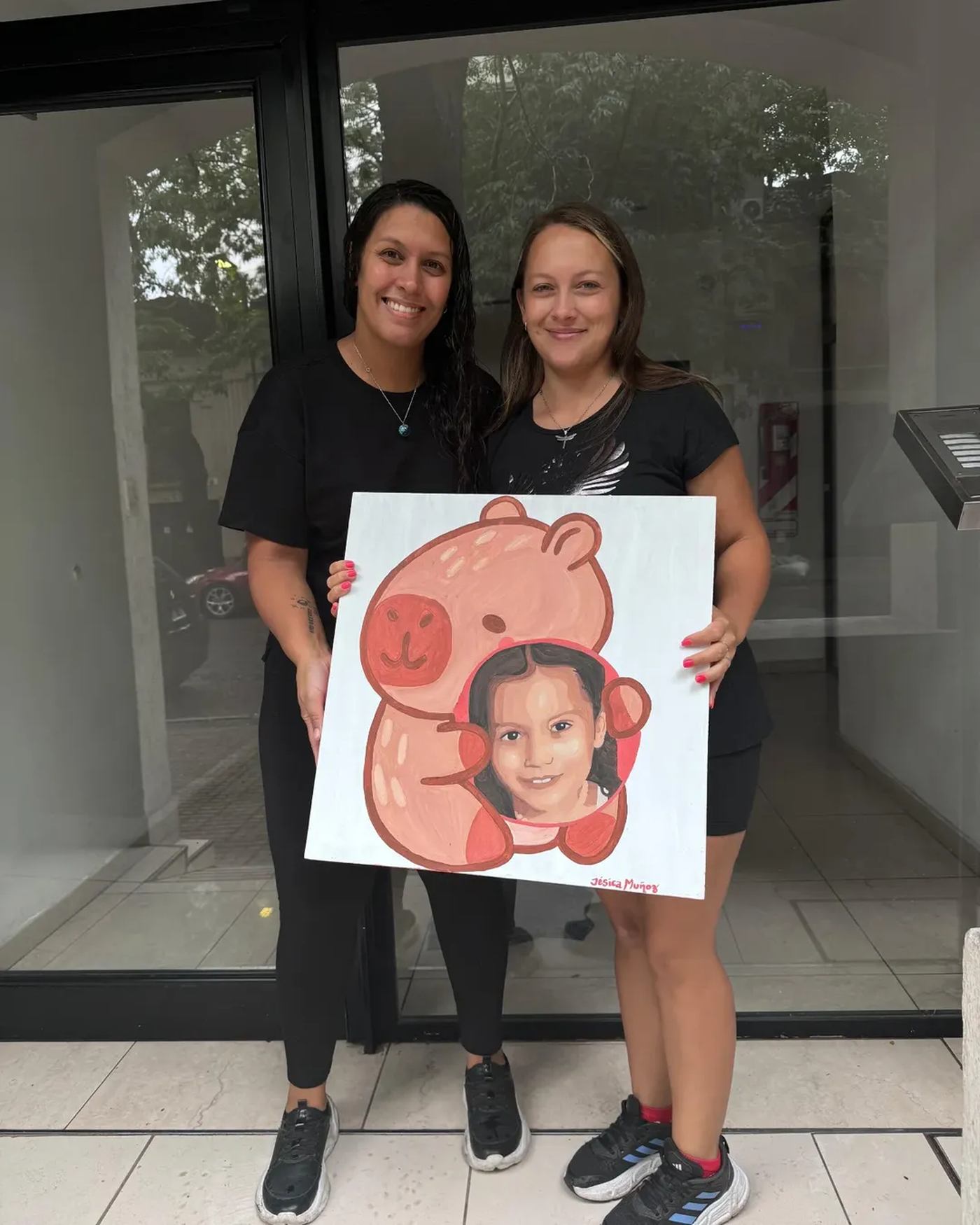 Jesica Muñoz junto a Florencia, la mamá de Kim Gómez asesinada el pasado 25 de febrero tras un robo en La Plata.